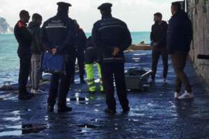 Turista fotografa la mareggiata nel Fiordo di Furore, muore travolta dalle onde: il marito salvato da un passante Turista fotografa la mareggiata nel Fiordo di Furore, muore travolta dalle onde: il marito salvato da un passante