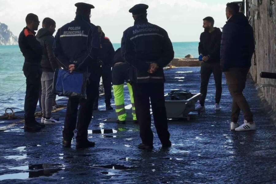 Turista fotografa la mareggiata nel Fiordo di Furore, muore travolta dalle onde: il marito salvato da un passante