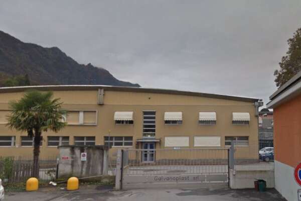 Fuga di sostanze chimiche alla Galvanoplast, incidente in fabbrica nel Verbano: oltre 20 intossicati, tre in ospedale