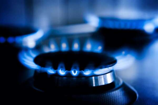 Gas, le bollette tornano a salire del 13,7%: “145 euro al mese per famiglia tipo”