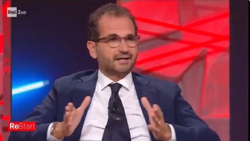 “Non c’è prova che senza vaccini saremmo stati peggio”, è bufera sul sottosegretario alla Salute Gemmato