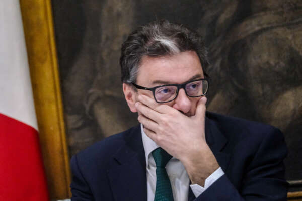Giorgetti, la manovra di bilancio e il consiglio: “Cambiate ristorante se il titolare non usa Pos” Giorgetti, la manovra di bilancio e il consiglio: “Cambiate ristorante se il titolare non usa Pos”