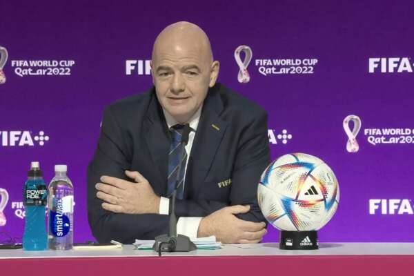Infantino difende il Qatar, il boss FIFA sui Mondiali: “Chi dà lezioni dovrebbe scusarsi per 3mila anni. Oggi mi sento gay, arabo e migrante”