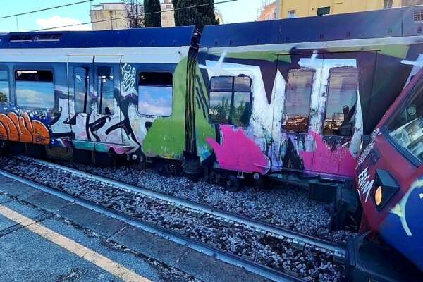 Treno della Circumvesuviana deraglia nella stazione di Pompei, paura e caos ma l’Eav parla di “problemi tecnici”