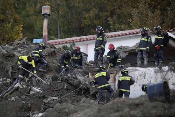 Frana a Ischia, si continua a scavare per trovare altri corpi: si cercano i genitori dei tre bambini morti