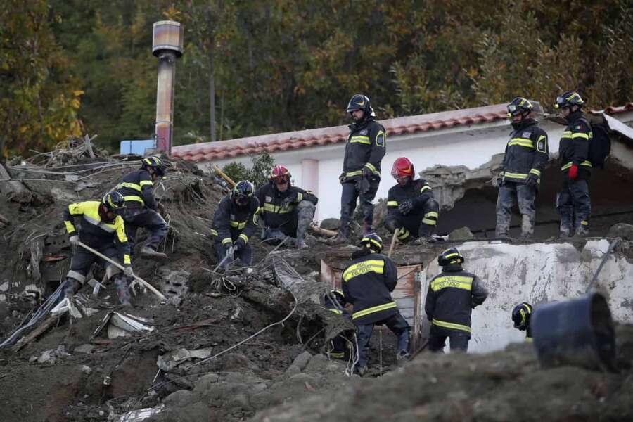 Frana a Ischia, si continua a scavare per trovare altri corpi: si cercano i genitori dei tre bambini morti