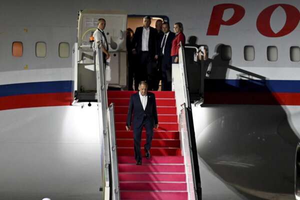 Lavrov, giallo sul ricovero in ospedale a Bali: battaglia a colpi di “fake news” al G20 indonesiano