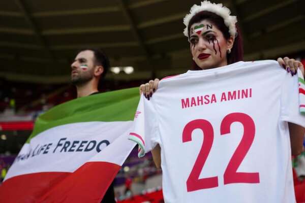 Ai Mondiali con la maglia di Mahsa Amini, interviene la sicurezza: la protesta della tifosa dell’Iran