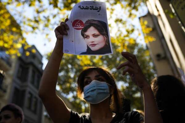 “Stupri e abusi sulle manifestanti iraniane in strada e in carcere”: le accuse a Teheran nell’inchiesta della CNN