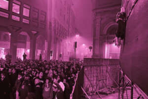 Manichino di Meloni a testa in giù, l’azione violenta a Bologna: “Zero tolleranza per responsabili”