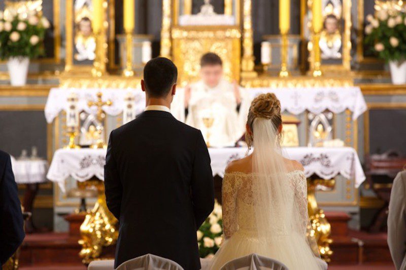 Il ‘bonus matrimoni’ della Lega, fino a 20mila euro ma solo per per gli under 35 che si sposano in chiesa: poi la retromarcia…
