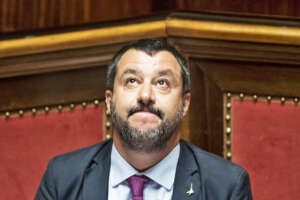Salvini al capolinea, dal crollo nei sondaggi alle parole di Maroni: la Lega pensa a un nuovo segretario