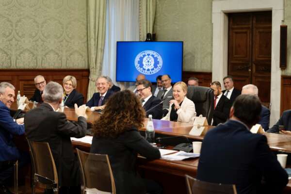 Pensioni, vertice Meloni-sindacati tra allarmi e aumenti: “Si rischiano future inesistenti”, ma dal 2023 assegni più ricchi del 7,3%