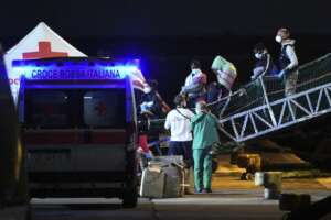 Sbarchi selettivi dei migranti, l’appello di Papa Francesco mentre scendono solo donne, bambini e fragili: “In mare la vita va salvata”