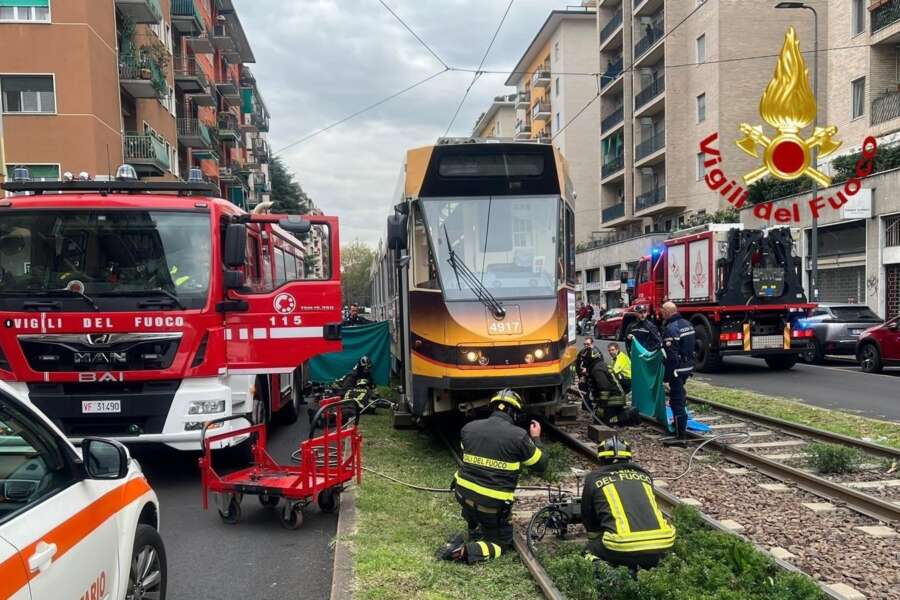 Va a scuola in bici e viene travolto dal tram, muore 14enne: il dramma a Milano