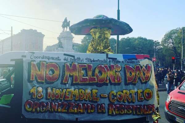 È il “No Meloni Day”, gli studenti in piazza contro il governo: “Continuiamo a morire a scuola” È il “No Meloni Day”, gli studenti in piazza contro il governo: “Continuiamo a morire a scuola”