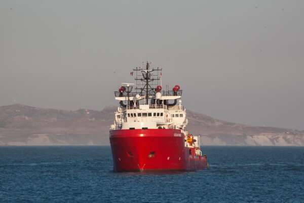 Mille migranti lascati in balia delle onde, la Francia all’Italia: “Accogliete l’Ocean Viking, ne prenderemo una parte”