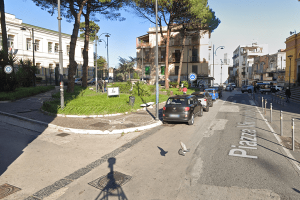 Agguato fuori scuola a Ponticelli e mamme nel panico, uomo ferito lancia sos alla polizia: “Aiutatemi”