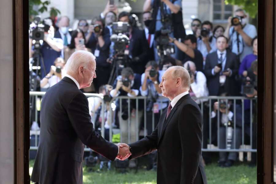 Ucraina, spiragli per la pace: Putin apre ai colloqui con Biden ma rifiuta le condizioni poste dagli Usa