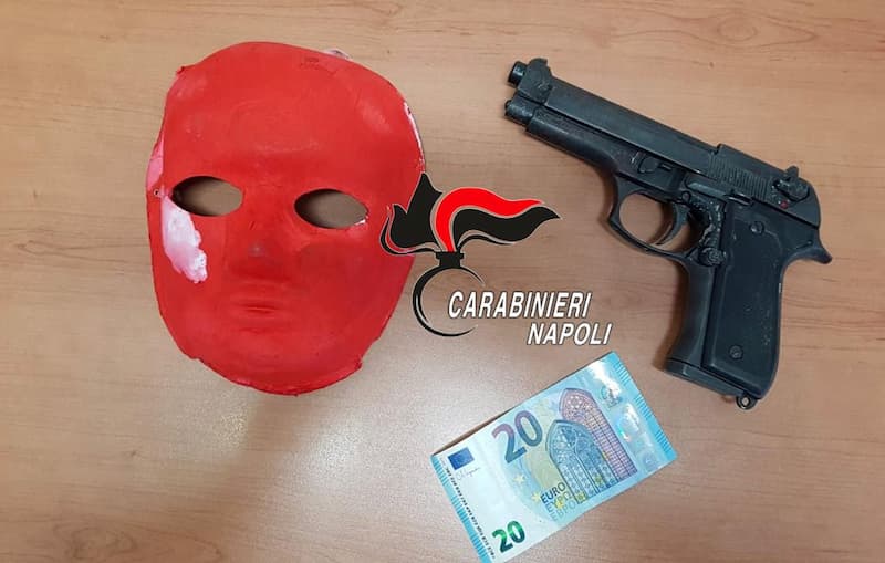 Rapina in maschera a coppietta appartata: 18enne in carcere per 20 euro di bottino