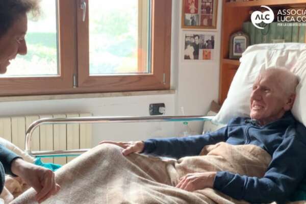 Marco Cappato in Svizzera con Romano, malato di Parkinson, per il suicidio assistito: “Qui per un diritto fondamentale”