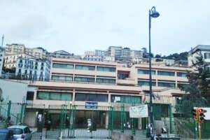 A Napoli la caccia alla donna che “vuole rapire i bambini”: foto, video e offese, che insegnamento ai nostri figli