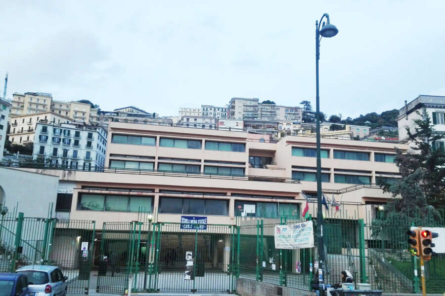 A Napoli la caccia alla donna che “vuole rapire i bambini”: foto, video e offese, che insegnamento ai nostri figli