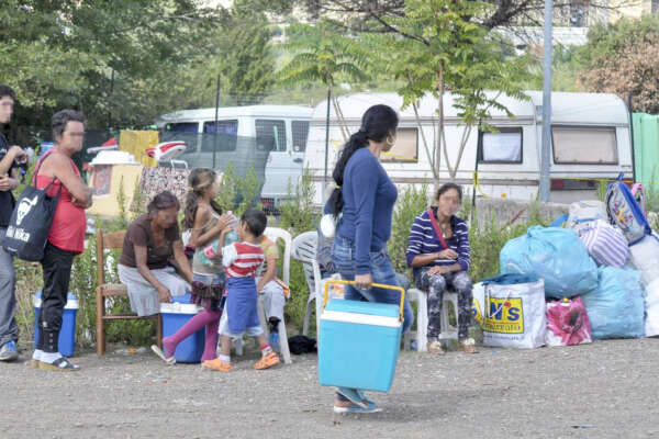 Cresciuti tra i rifiuti e senza andare a scuola, l’inferno dei bimbi rom a Napoli