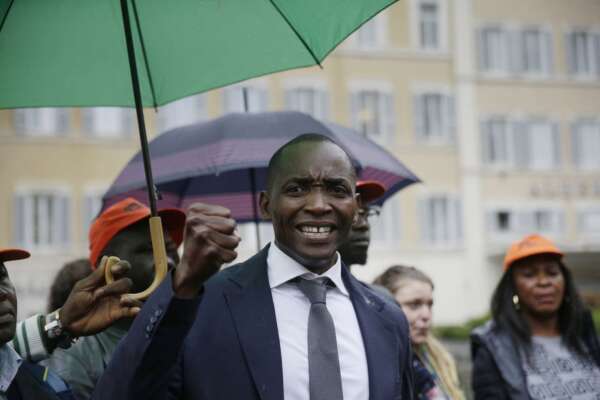 Chi è la moglie di Soumahoro, Liliane Murekatete respinge le accuse sulle coop: “Vogliono affossare Aboubakar” Chi è la moglie di Soumahoro, Liliane Murekatete respinge le accuse sulle coop: “Vogliono affossare Aboubakar”