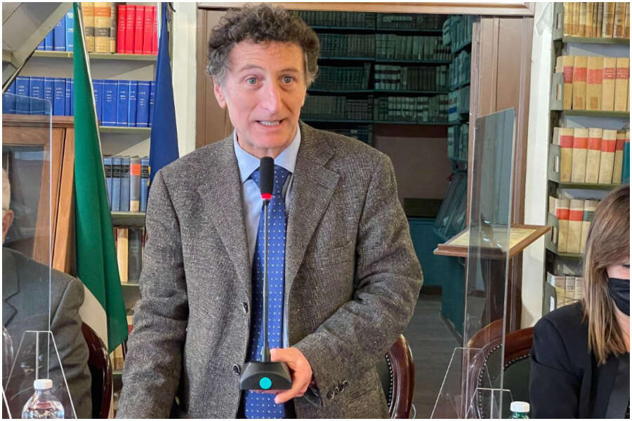 Gestione a società di revisione esterna, l’Ordine degli avvocati di Napoli si auto-commissaria. L’ex presidente Tafuri: “Solo mesi di propaganda”