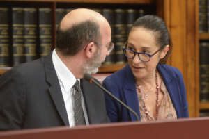 Conte ‘ripesca’ Taverna e Crimi, contratto da 70mila euro per i due big non ricandidati: saranno collaboratori dei gruppi parlamentari