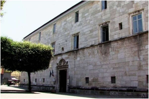 Il giudice zittisce l’imputato per non offendere i carabinieri: avvocati in sciopero