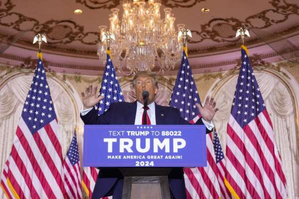 Donald Trump si ricandida per la terza volta alla Casa Bianca: “Con me l’America tornerà grande”