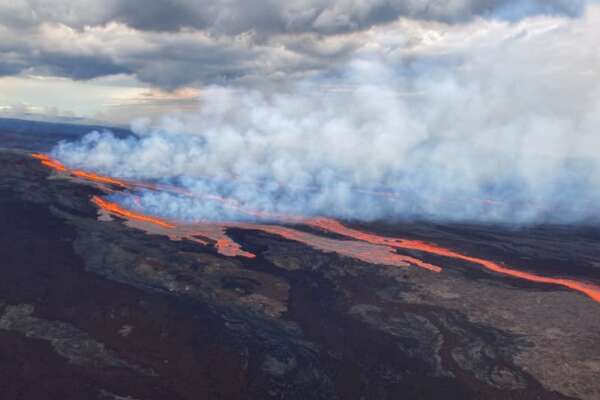 Si risveglia il vulcano attivo più grande del mondo: la prima eruzione dopo 38 anni del Mauna Loa alle Hawaii