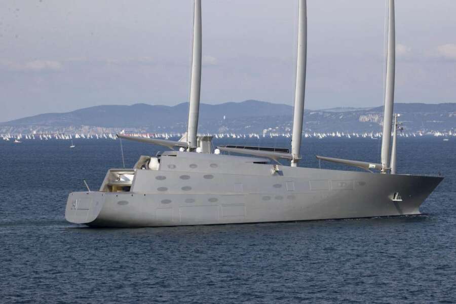 Yacht sequestrati agli oligarchi russi, il paradosso della sanzione: “Costa all’Italia 40mln all’anno”