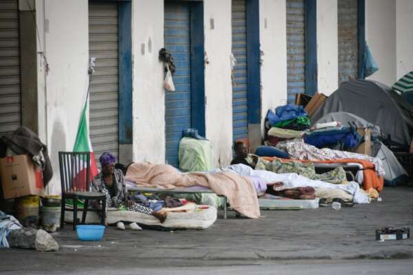 Lite tra migranti, ucciso con più coltellate al petto: orrore nell’ex mercato ittico di Napoli