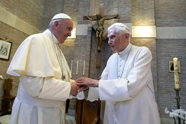 “Benedetto XVI è molto malato, pregate per lui”: la richiesta di Francesco per il Papa Emerito