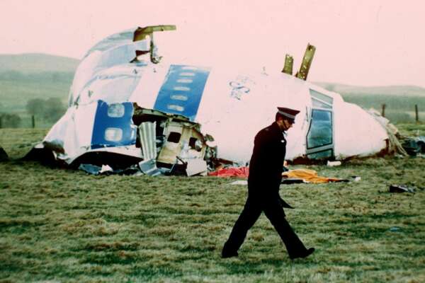 Strage di Lockerbie, arrestato dopo 34 anni il libico che fabbricò la bomba dell’attentato: è  in custodia delle autorità americane