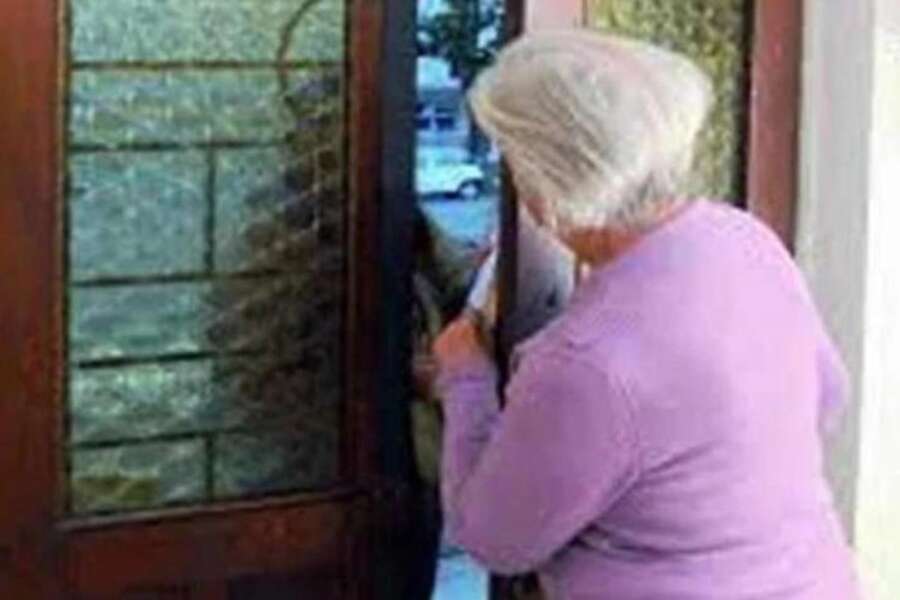 “Non mangio da tre giorni, aiutatemi”, carabinieri aiutano donna: pasto caldo e spesa per il Natale