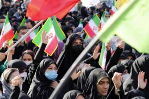 Vicini al popolo iraniano, non abbassiamo la guardia