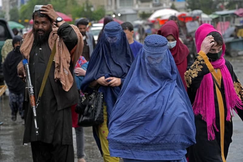 Niente più università per le donne in Afghanistan, la morsa dei talebani sull’istruzione: “A tempo indeterminato”