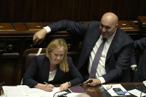 Crosetto oscura la Meloni: il ministro più convincente della premier Crosetto oscura la Meloni: il ministro più convincente della premier