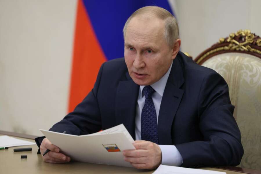 Putin torna a evocare l’escalation: “Russia pronta a difendersi con ogni mezzo, cresce la minaccia nucleare”