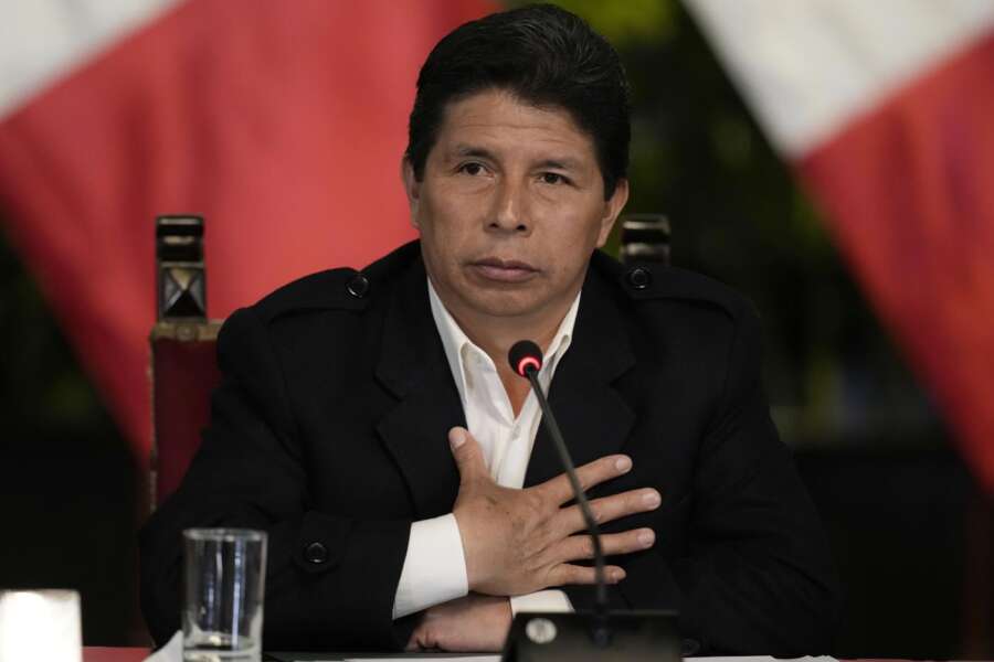 Caos in Perù, il presidente Castillo scioglie il Parlamento e impone il coprifuoco: ma il colpo di Stato finisce con l’arresto