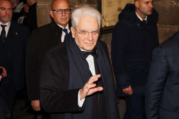Sergio Mattarella positivo al Covid, il presidente isolato al Quirinale: “Asintomatico, ha qualche linea di febbre”