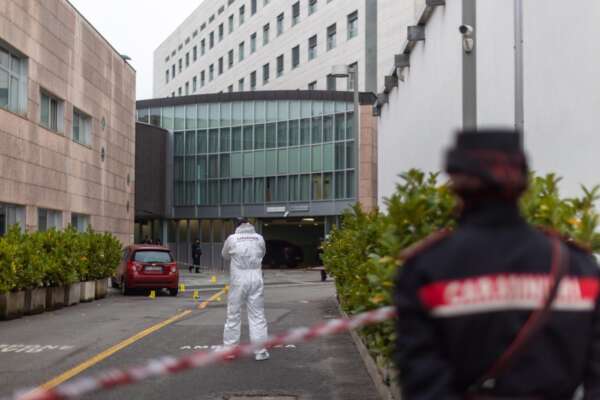 Assalito con un’accetta nel parcheggio dell’ospedale San Donato, medico in fin di vita: aggressore fermato dopo “caccia all’uomo”