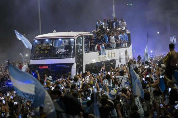 Festa folle in Argentina: almeno 2 morti, un bimbo in coma, rapine e saccheggi nelle celebrazioni per il Mondiale