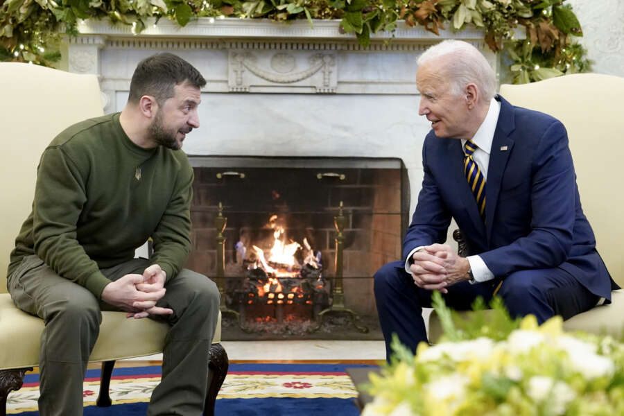 President Joe Biden speaks with Ukrainian President Volodymyr Zelenskyy as they meet in the Oval Office of the White House, Wednesday, Dec. 21, 2022, in Washington. (AP Photo/Patrick Semansky)   Associated Press/LaPresse  EDITORIAL USE ONLY/ONLY ITALY AND SPAIN