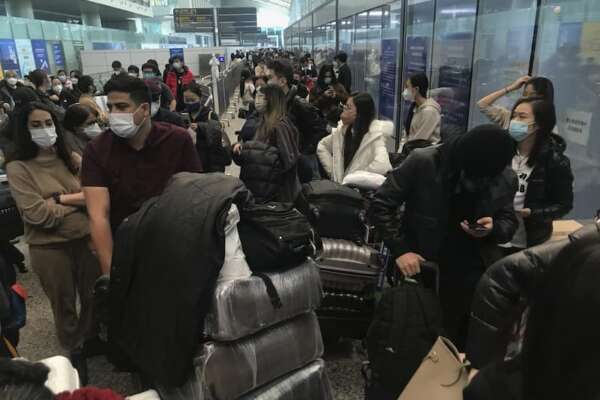 Contagi fuori controllo in Cina, a Malpensa tamponi “non obbligatori” agli arrivi: preoccupa lo stop alla quarantena