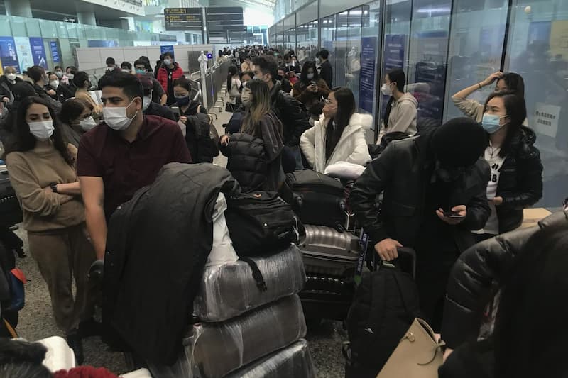 Contagi fuori controllo in Cina, a Malpensa tamponi “non obbligatori” agli arrivi: preoccupa lo stop alla quarantena